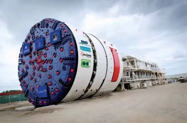 （圖：盾構機）