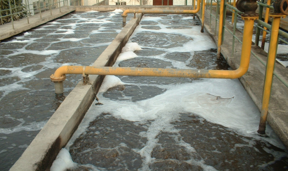 (圖:電鍍廢水污水起泡現場(chǎng))